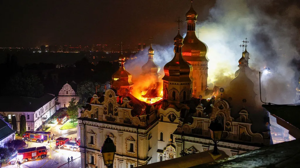 Ibisasu by'Uburusiya byishe abantu 9 ndetse bitwika Katedarali y'amateka iri i Kyiv