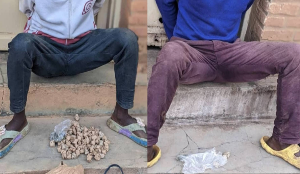 Kamonyi: Police yataye muri yombi abagabo 2 bafatanywe udupfunyika 85 tw'urumogi