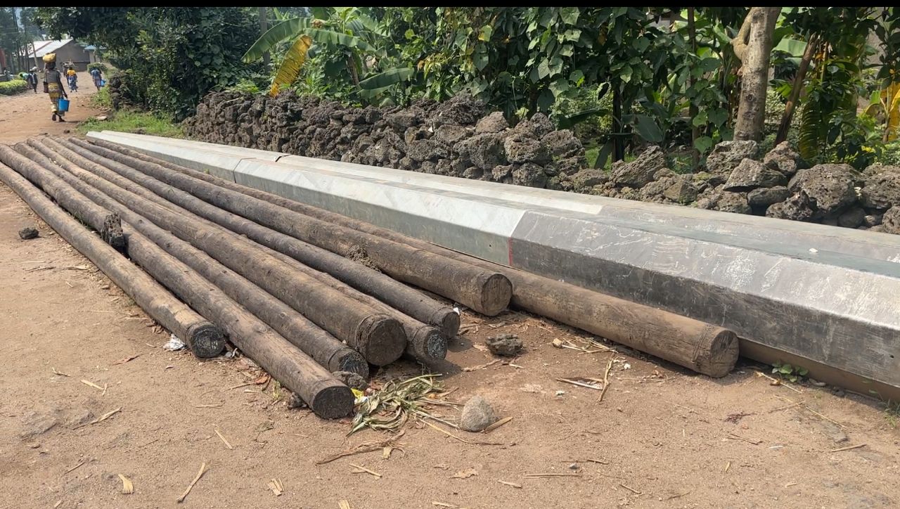 Musanze: Bakomeje kuba mu icuraburindi bicaranye amapoto ku muhanda