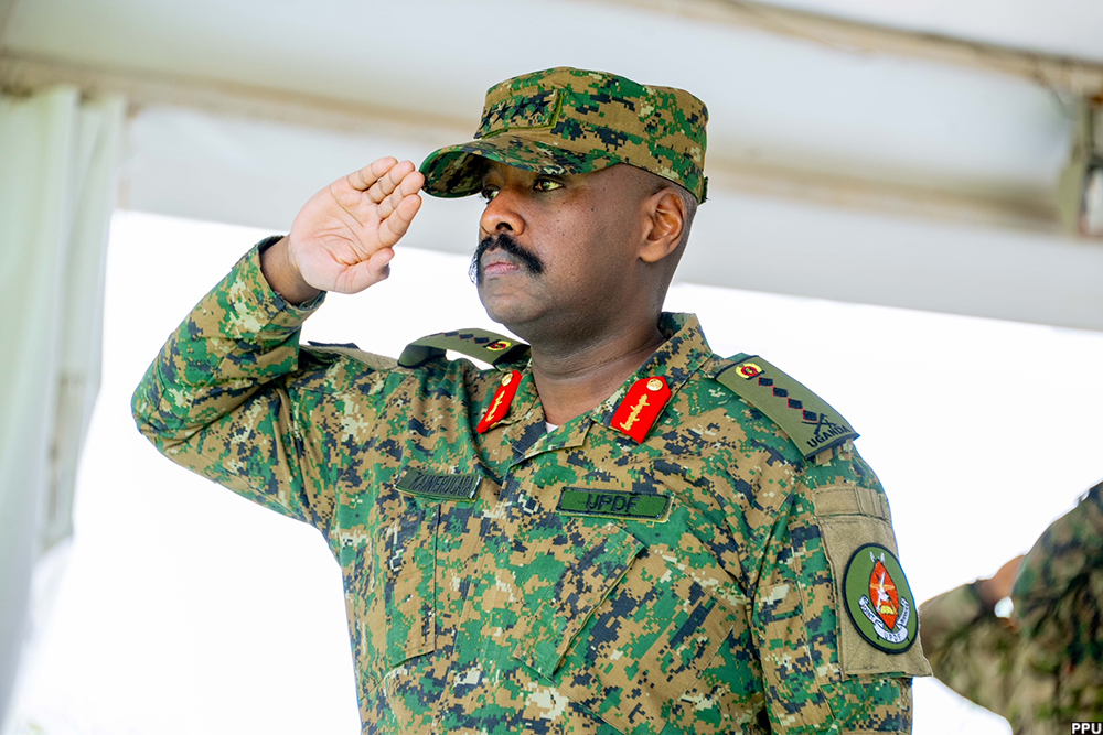 Gen. Muhoozi yasabye imbabazi nyuma y'ubutumwa bwibasira Amerika