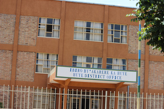 HUYE: Abaturage ubutaka bwanyujijweho imihanda y'imigenderano bagasigara iheruheru.