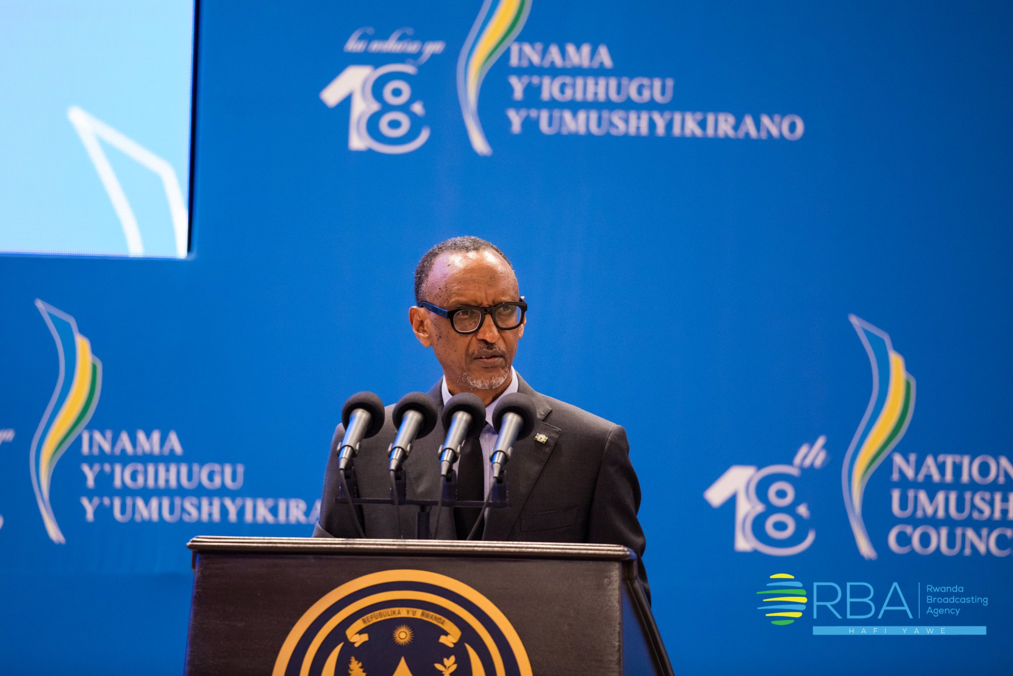 Perezida Kagame yabajije abayobozi ibyo bahugiyemo kugeza ubwo abaturage batabaza ku mbuga nkoranyambaga