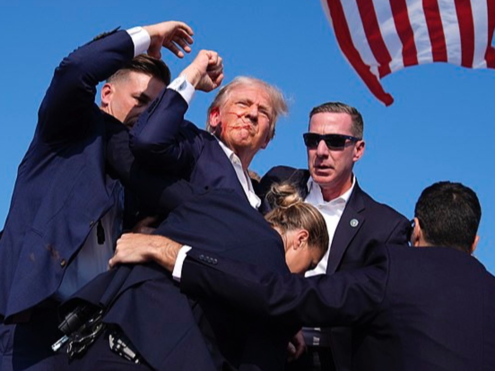 Trump yarusimbutse arimo kwiyamamaza