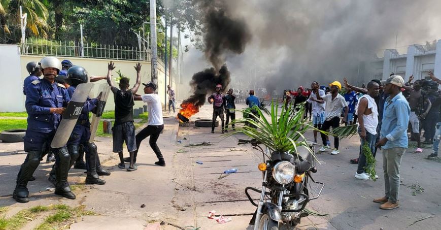 Kinshasa: Abakongomani bari gutwika za ambasade ngo amahanga afate icyemezo