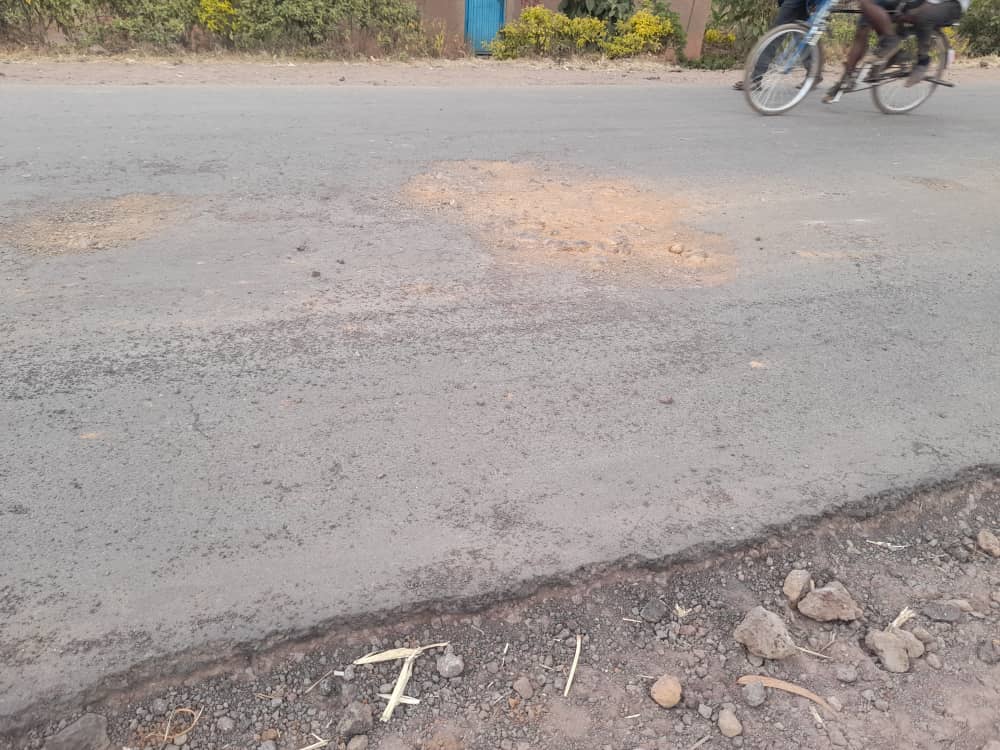 Amajyaruguru: Baribaza impamvu umuhanda mpuzamahanga uhora uterwamo ibiremo