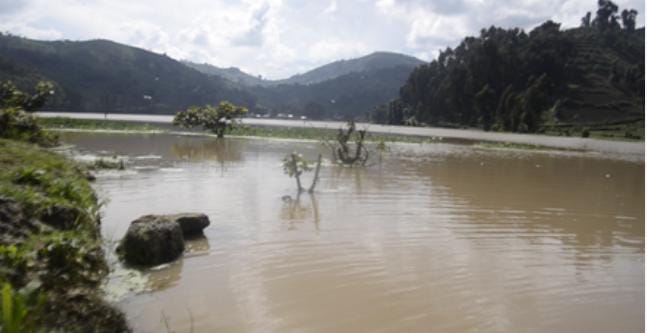 Nyabihu: Abaturiye ikiyaga cya Nyirakigugu ubuzima bwabo buri mu kaga