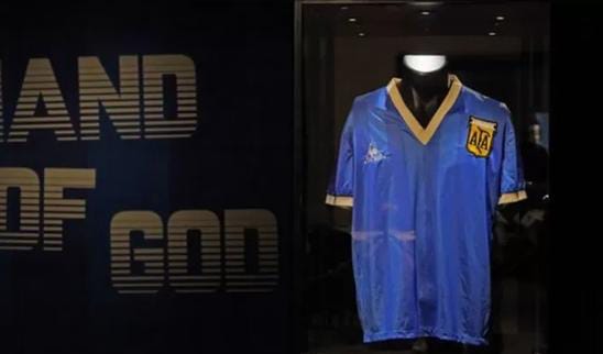 Umupira wa Diego Maradona yambaye atsinda igitego cy'ukuboko watejwe cyamunara kuri miliyari icyenda