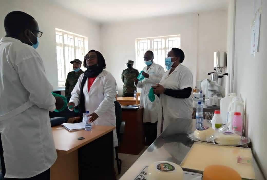 Burera : Aborozi b'inka baragirwa inama yo korora kijyambere 