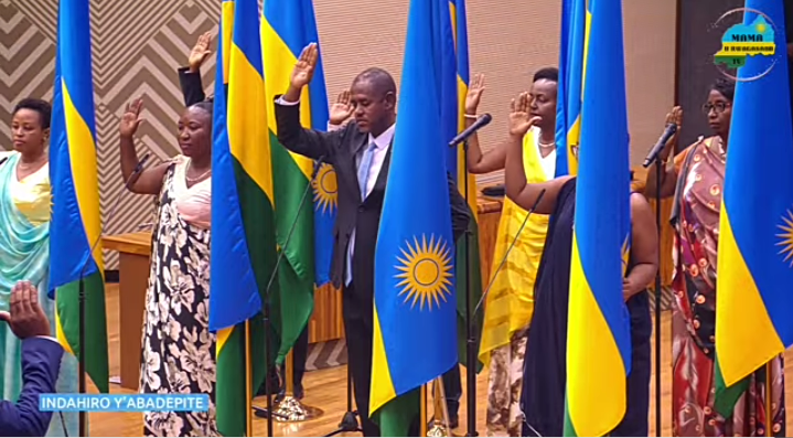 Abadepite batowe bamaze kurahirira inshingano