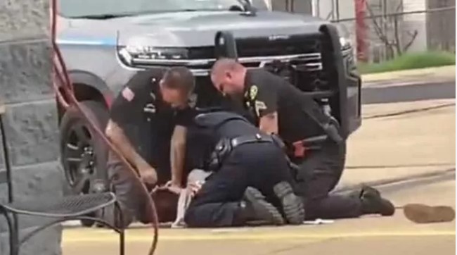 US: Abapolisi batatu bahagaritswe mu kazi bazira Video