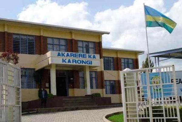 Mwalimu yanze kubeshya arasezera