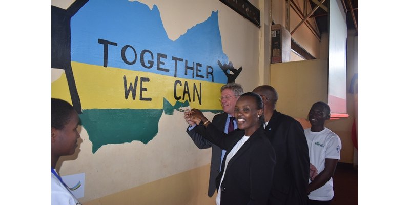 Abana bigishijwe na Imbuto foundation bavuga ko ibishushanyo ahanini birimo ubutumwa bwibanda cyane ku bumwe n'ubwiyunge