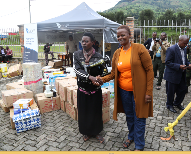 Gakenke:Abagore n'urubyiruko 206 barangije amasomo y'imyuga bahawe ibikoresho (toolkits)bifite agaciro ka miliyoni 99 Frw