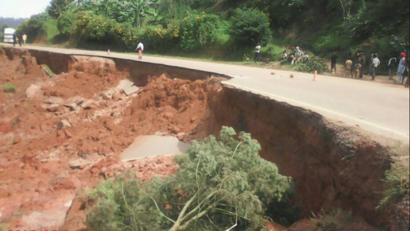 Umuhanda Kigari-Gicumbi Uganda wongere kuba nyabagendwa nyuma yo gusenkwa n'inkangu