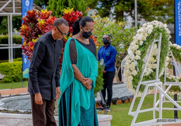 Perezida Kagame na Madamu Jeannette Kagame bunamiye Intwari z'Igihugu