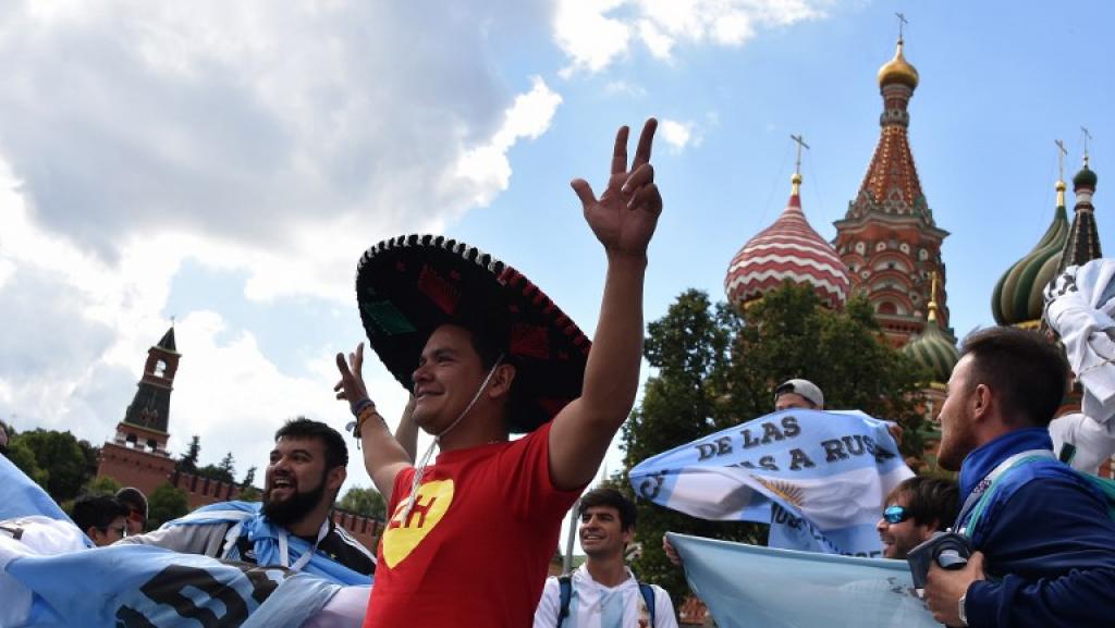 Igikombe cy'Isi: Abafana benshi bari hirya no hino ku isi, bategereje umukino wa mbere ufungura irushanwa