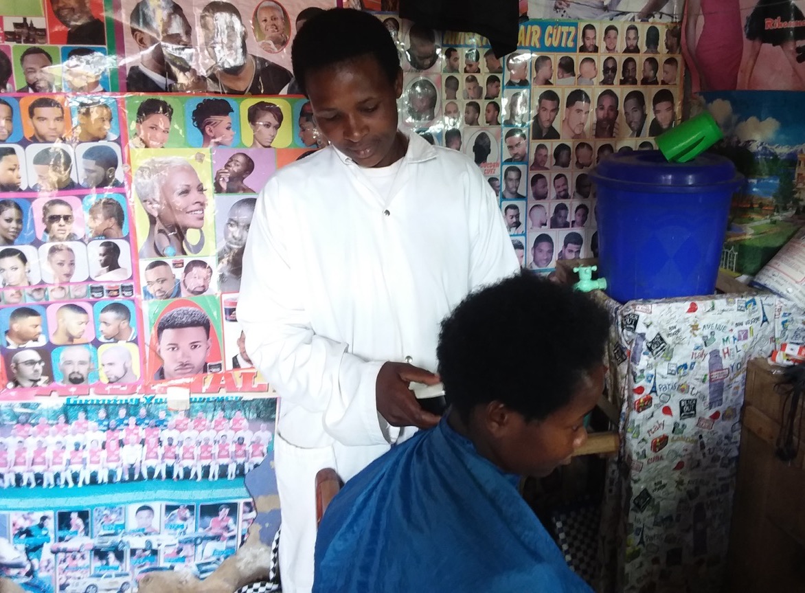 Gicumbi:Umugore yahisemo umwuga wo kogosha, abantu baramutangarira