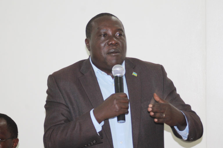 Imana ntiba mu mwobo, mu buvumo, bagomba kuyisengera ahantu hazima hayiteguriwe- Guv. Gatabazi