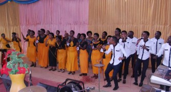  Hyssop choir ya ADEPR Kiruhura yasohoye indirimbo 'Imyambaro y'agakiza' bakoranye na Alex Dusabe-YUMVE