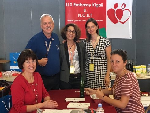 AMBASADE Y'AMERIKA MU RWANDA YAKOZE IGIKORWA CYO GUTANGA AMARASO KUBARWAYI BAYAKENEYE