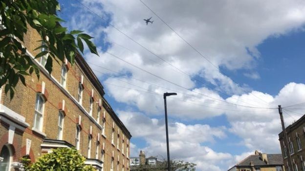 I Londre: Umugabo yahanutse mu ndege itangiye kumanura amapine ngo igwe kibuga cy'indege.