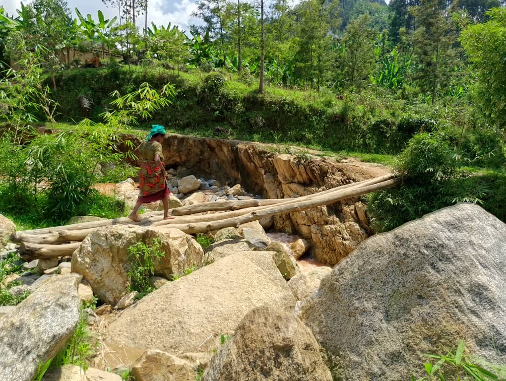 Rutsiro: Batewe impungenge n'ikiraro cyasenyutse, basigaye bakinyuraho bakambakamba