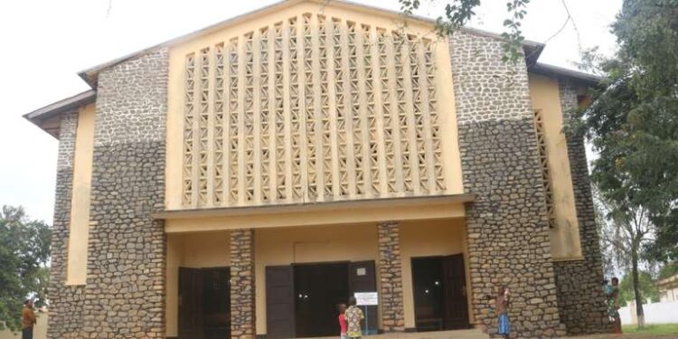 Cameroon : Hatwitswe Kiliziya hashimutwa abagera ku 8