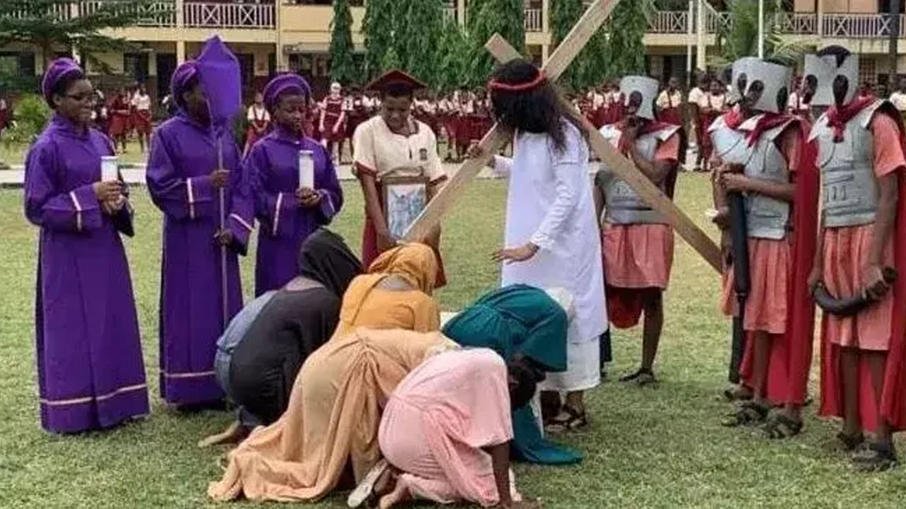 Umunyeshuri yapfuye arimo kwigana Yezu mu Nzira y'Umusaraba