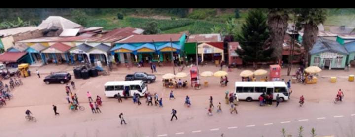 Gakenke: Abacuruzi babangamiwe nuko imbuga z'imbere y'inzu zabo zahinduwe gare y'imodoka