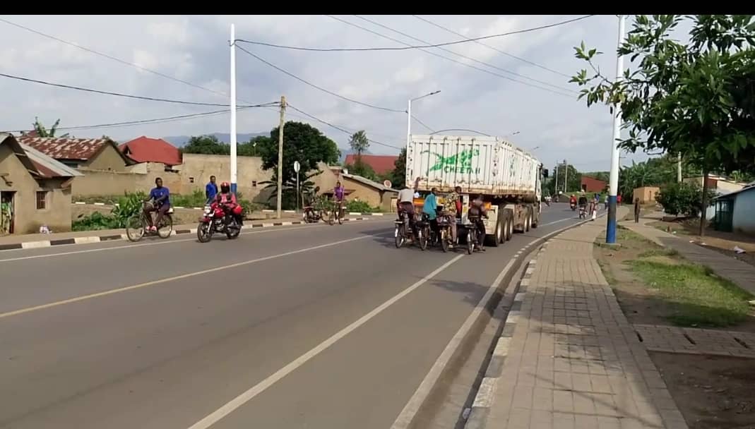 Rubavu: Nubwo bishyira ubuzima bwabo mu kaga, abanyozi banze kureka gutwara bafashe ku makamyo