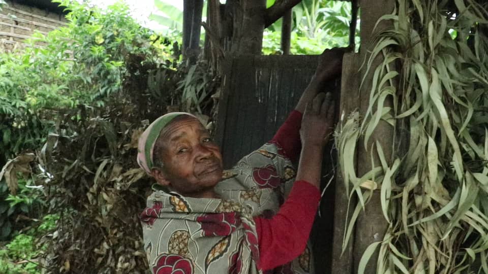 Burera: Abatishoboye baracyubaka 'nyakatsi', Meya mushya hari icyo abivugaho