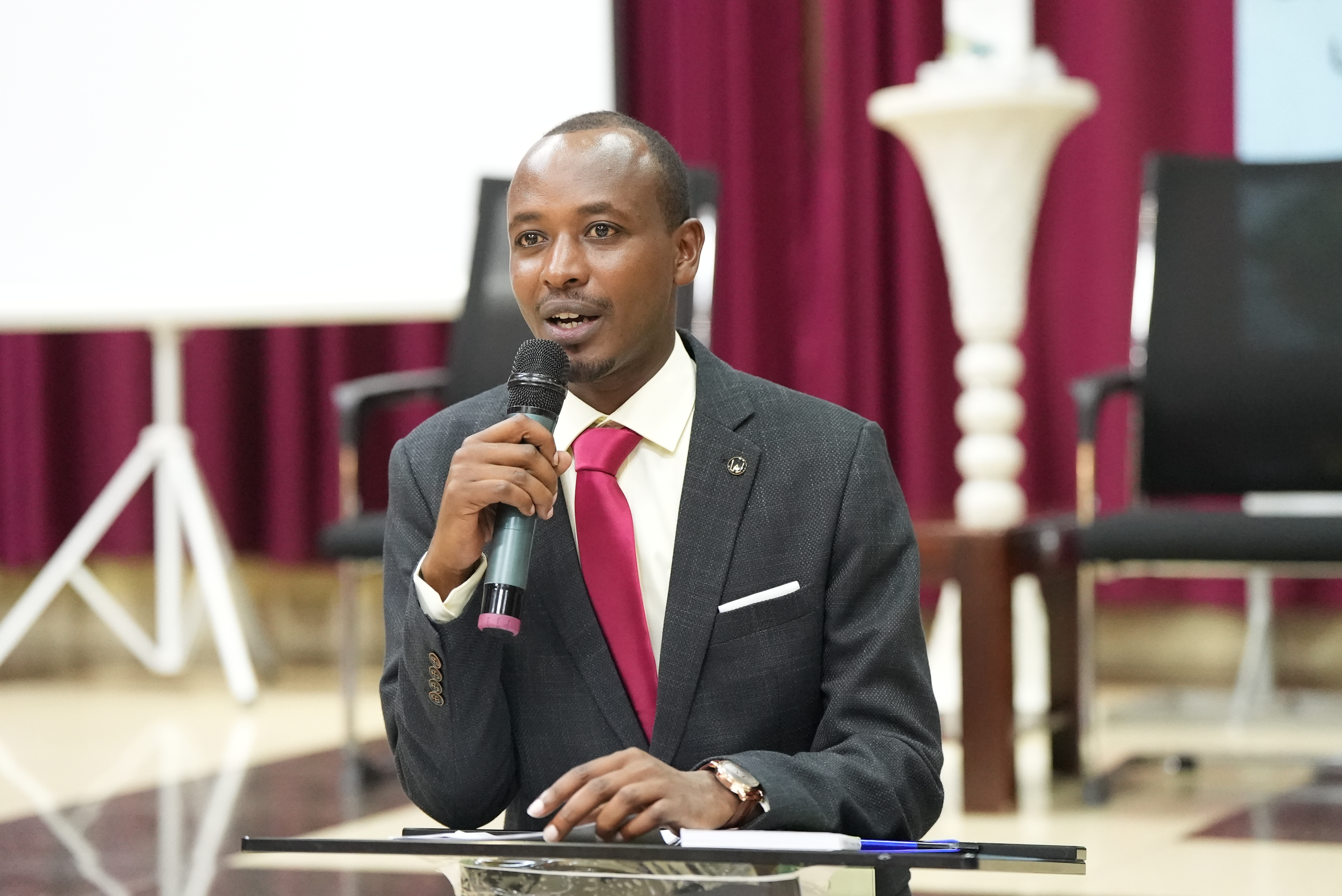 Agahinda na Nyina umubyara katumye yandika igitabo cy'ubudaheranwa bw'Abanyarwanda