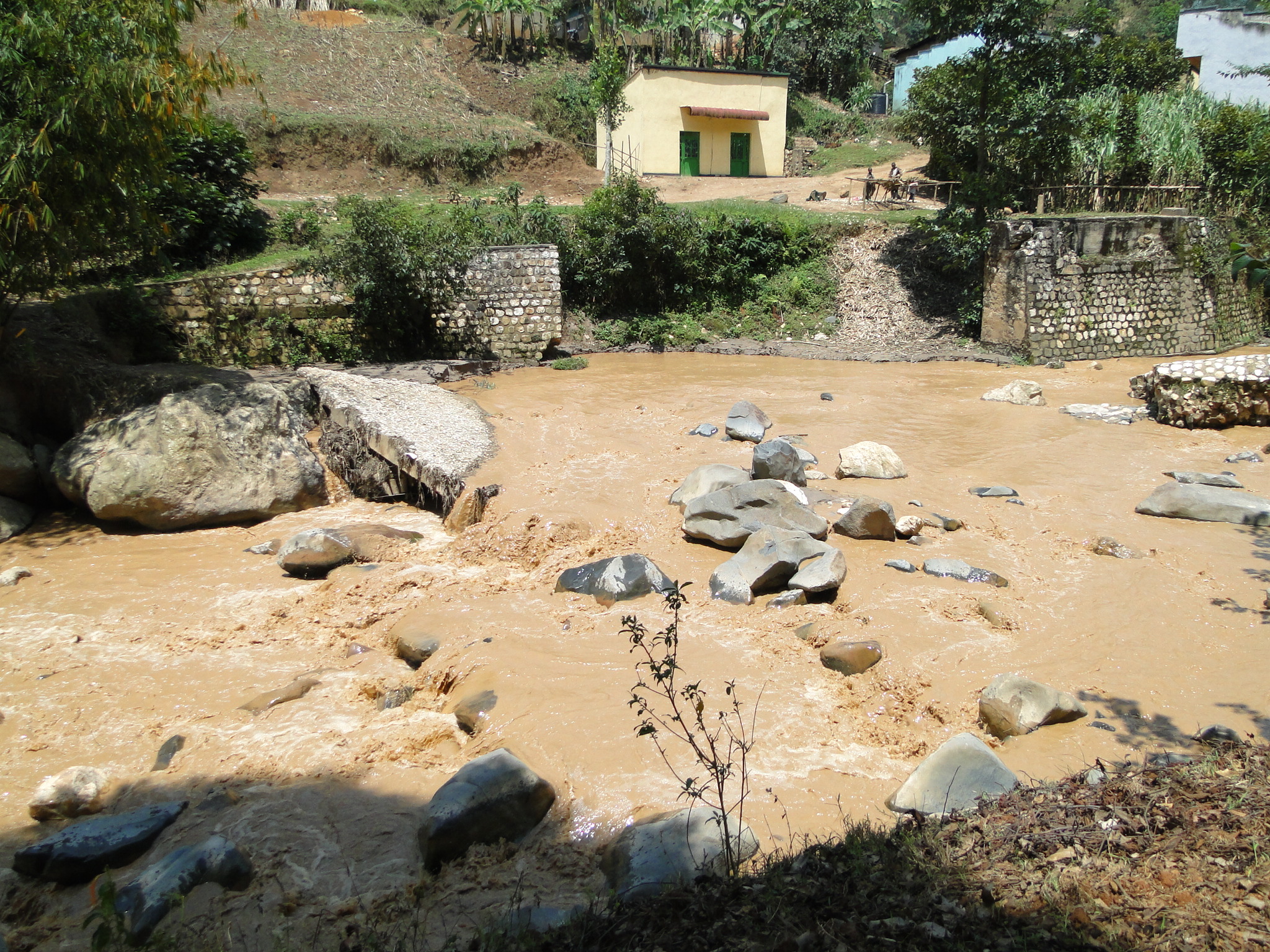 Rutsiro: Gucika kw'ikiraro byadindije imigenderanire bibasubiza inyuma
