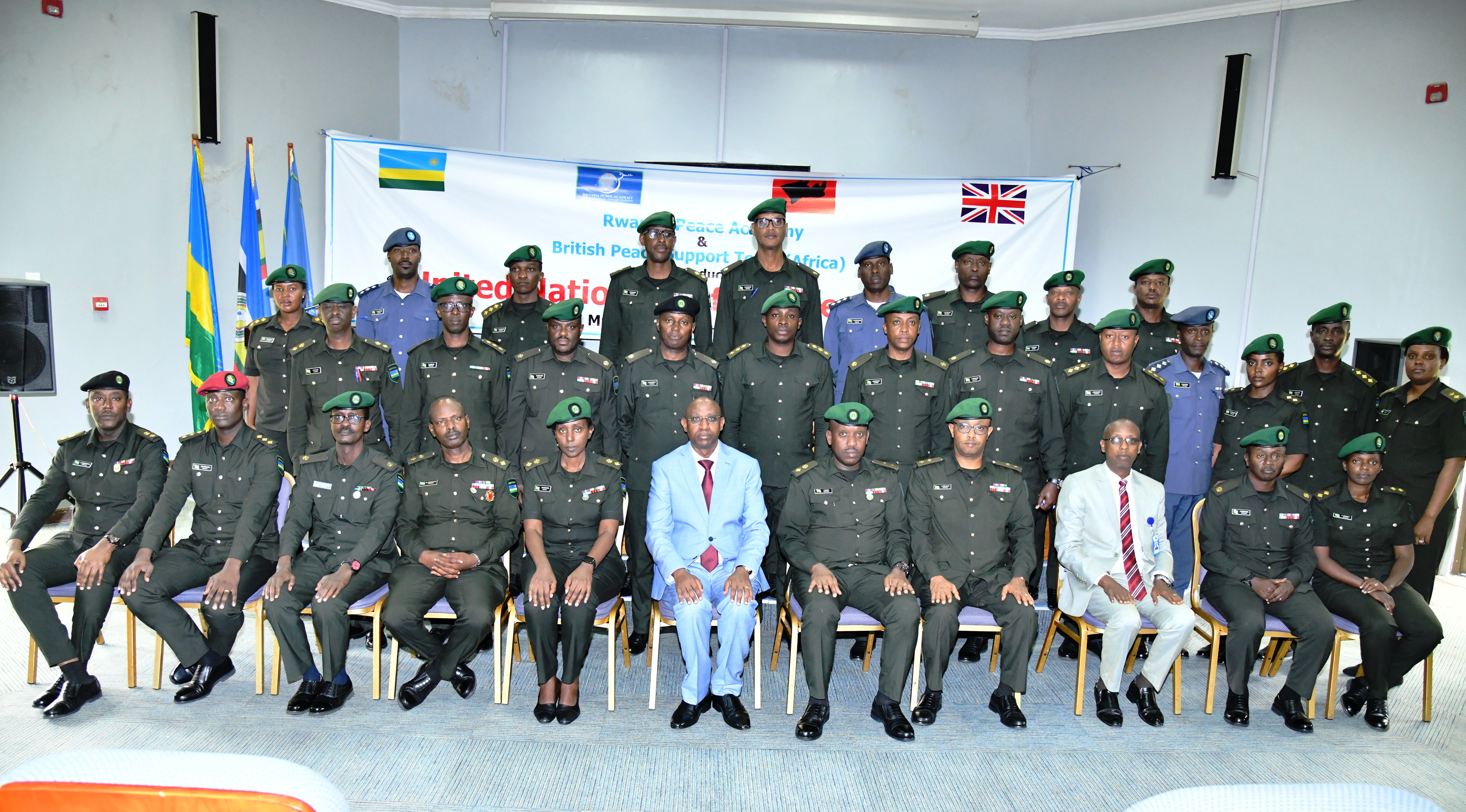 Aba-Ofisiye 24 basoje amasomo abongerera ubumenyi