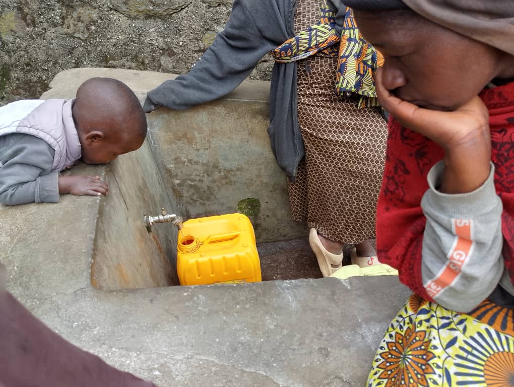 Nyabihu: Bavuga ko kubura amazi bituma hari abanywa amazi yo mu bigega bikozwe muri za shitingi