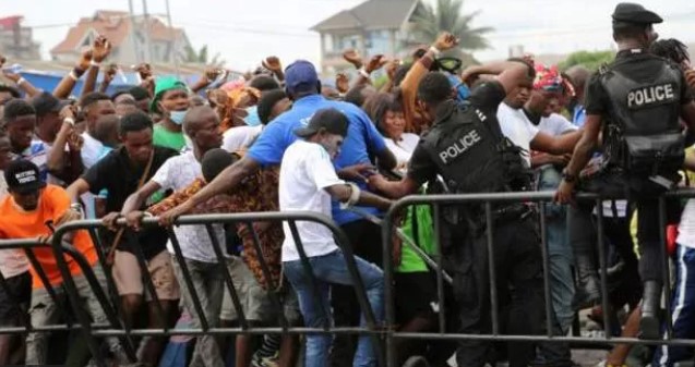 Fally Ipupa yihanganishije ababuriye ababo mu gitaramo cye