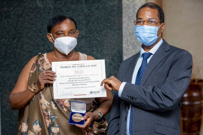 OMS yahaye Mukantabana Crescence igihembo cy'umuntu wabaye indashyikirwa mu bikorwa byo kurwanya itabi n'ingaruka zaryo