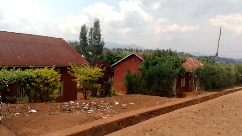 Nyamasheke: Hari abarokotse Jenoside yakorewe Abatutsi bamaze imyaka 17 bategereje ibyangombwa by'inzu bahawe