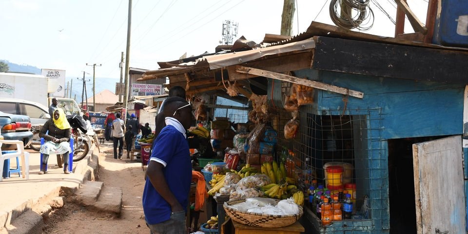 Abakorera mu dukiosque ku mupaka wa Katuna bari mu marira
