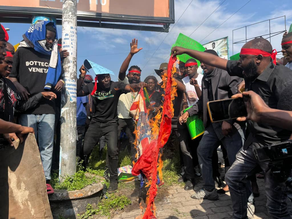 Goma: Imyigaragambyo yatwikiwemo ibendera rya America 