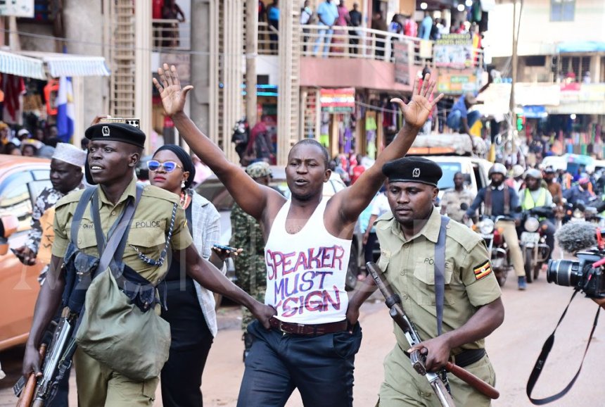 Uganda: Imyigaragambyo yatangiye Polisi ibiraramo