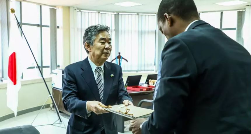 Abagize ikipe ya Mitsubishi Rwanda bunamiye uwahoze ari Minisitiri w'intebe w'Ubuyapani Shinzo Abe