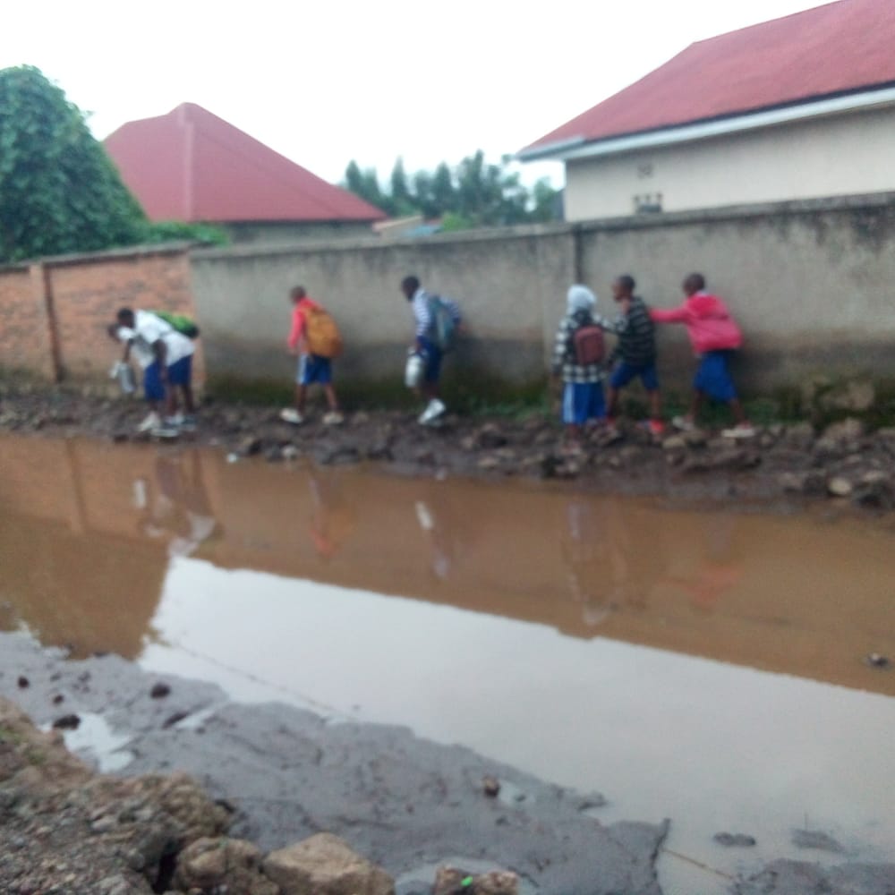 Musanze: Abaturage baratakambira akarere kubakiza amazi yafunze umuhanda 