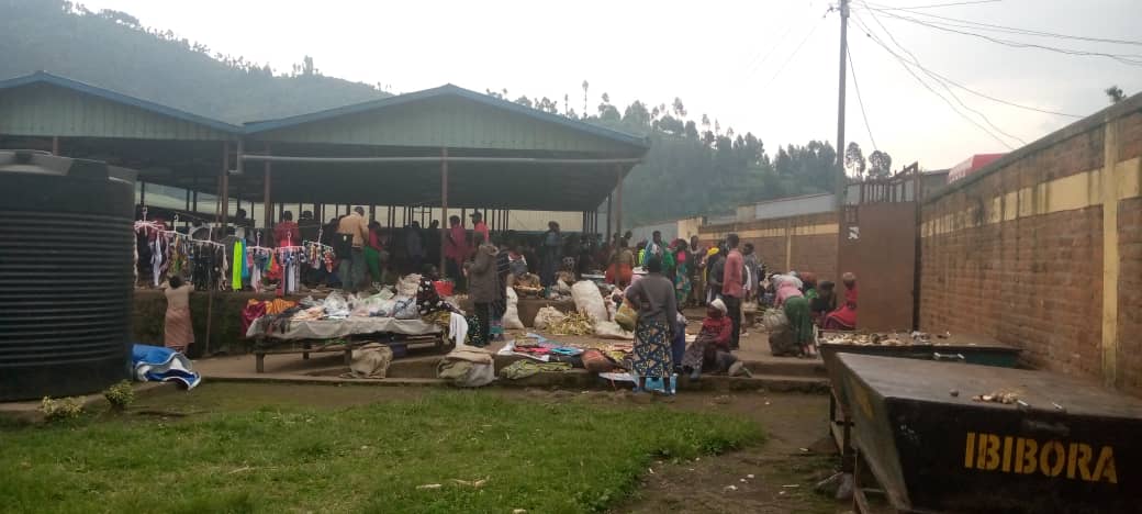Nyabihu: Abacururiza mu isoko rya Mukamira babangamiwe n'umwanda ukabije