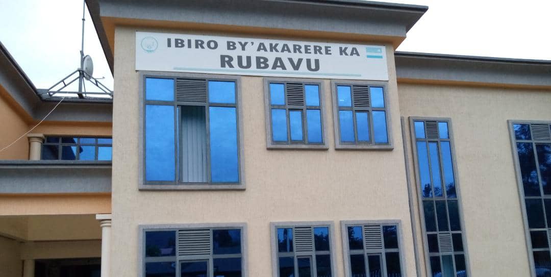 Rubavu: Abaturage babangamiwe n'imyotsi n'umunuko biva mu nganda zikorera mu ngo
