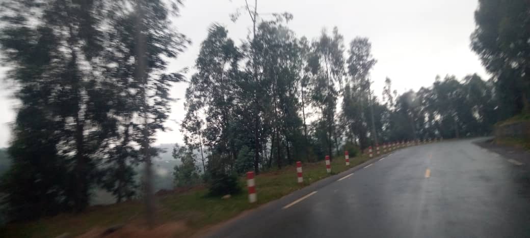 Karongi: Abaturage batinya gukoresha umuhanda wa Kivu Belt nijoro kuko nta matara arimo