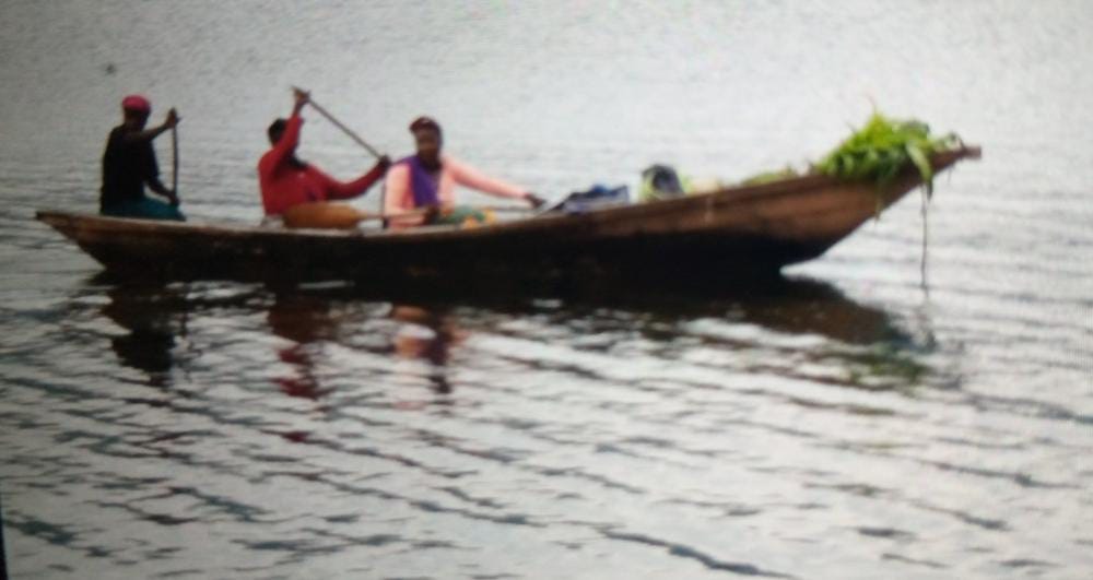 Musanze: Impuruza ku bahoze batuye mu birwa bya Ruhondo, batewe impungenge no kwambuka ikiyaga buri munsi