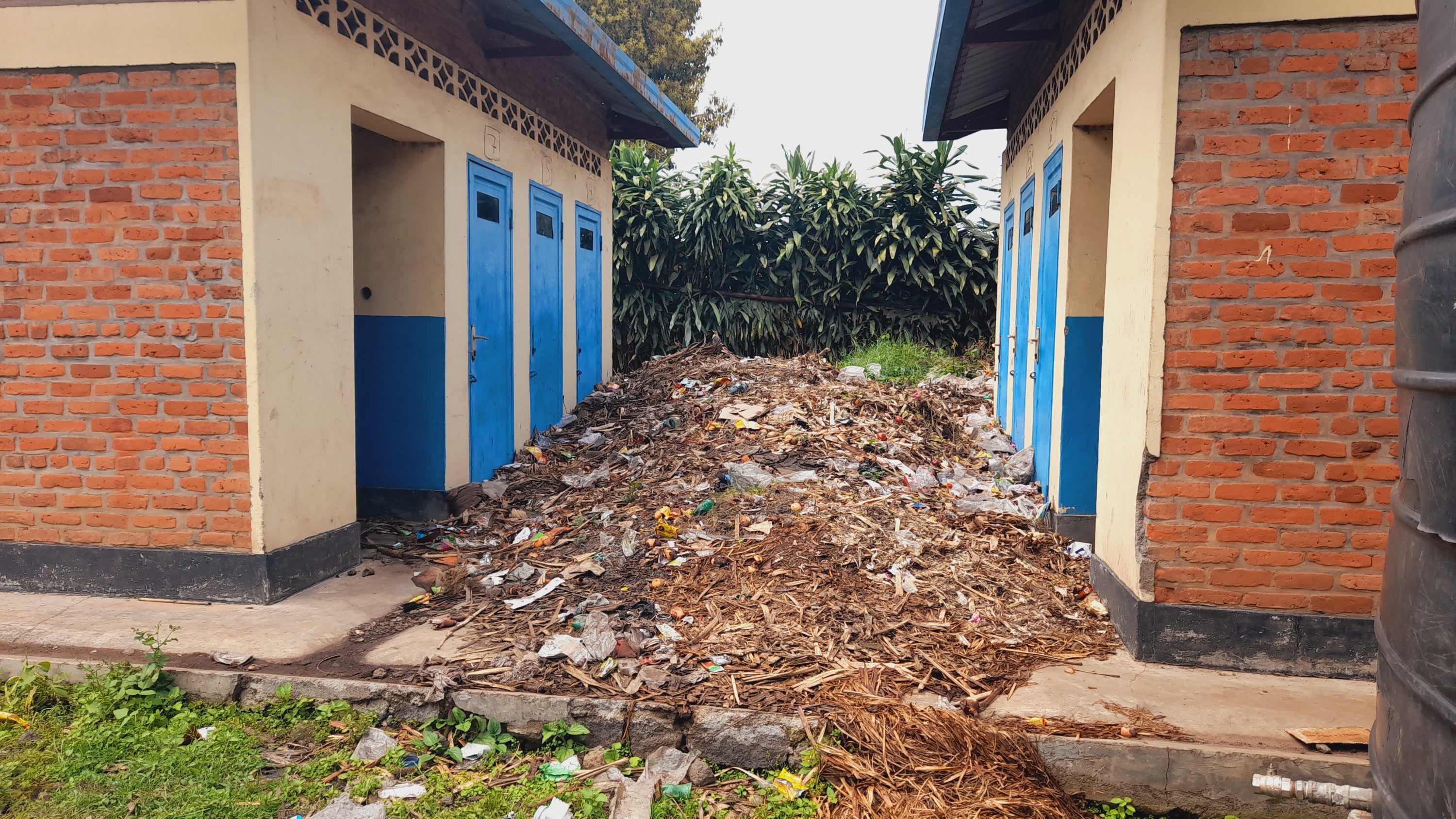 Burera: Babangamiwe n'umunuko uturuka mu bwiherero bwahindutse ikimoteri