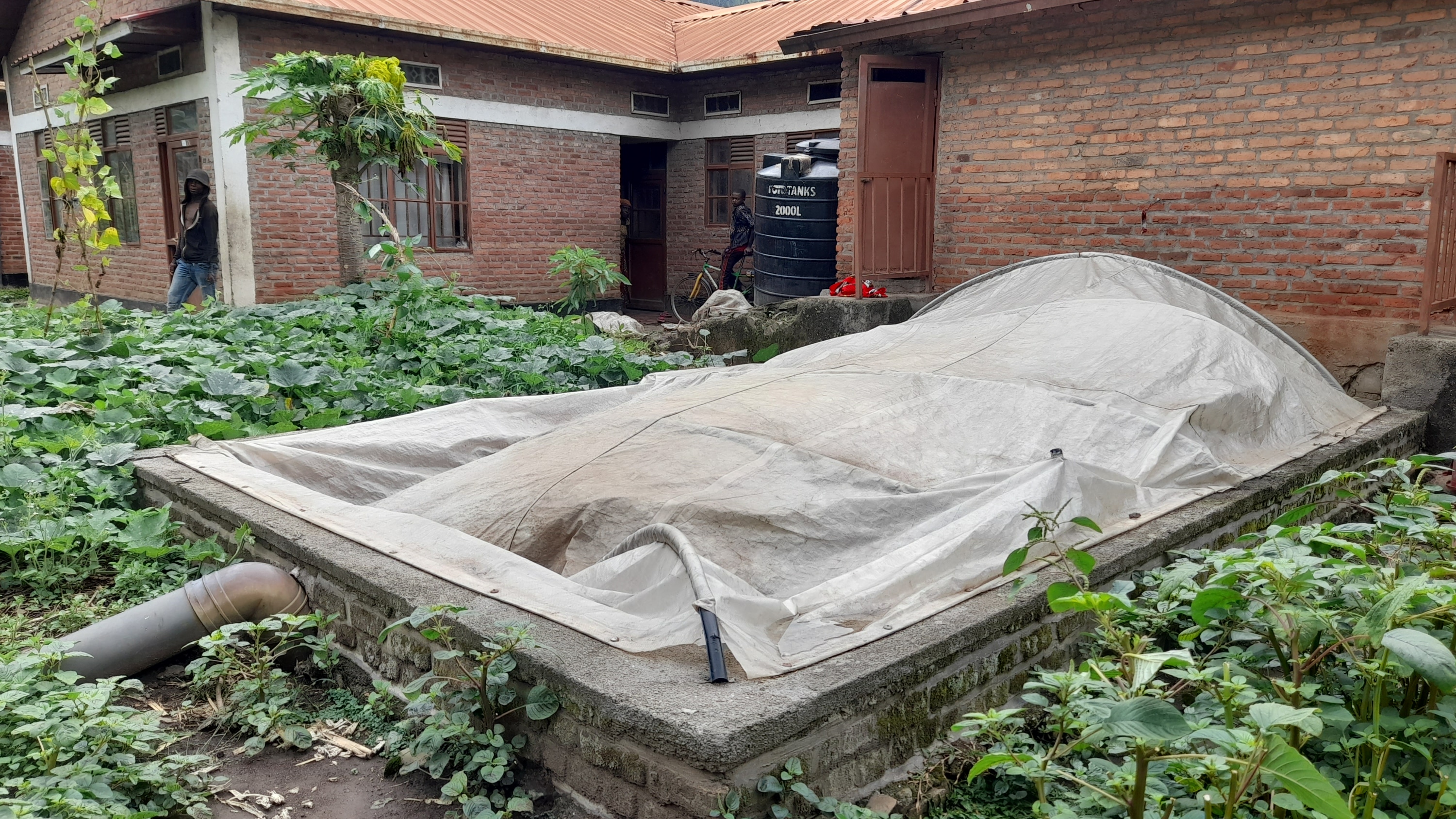 Gakenke: Bamwe mu batujwe mu mudugudu wa Nyundo babangamiwe n'amazi abasanga mu nzu