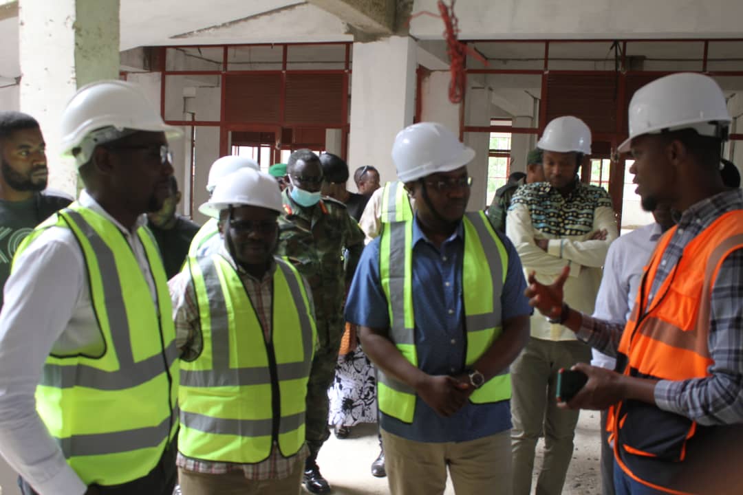 Meya Kambogo yariye indimi imbere ya Minisitiri